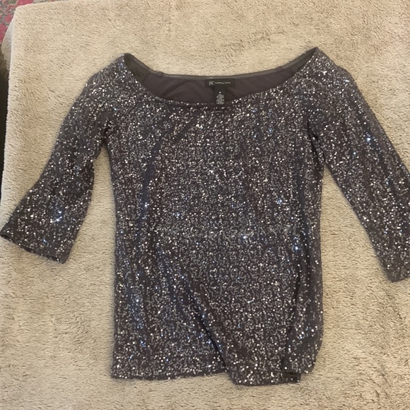 🔥Fall CLEARANCE  IINC excellent condition sequined silver and gray mid/long top - Picture 3 of 3